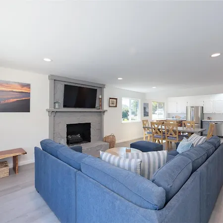 Cozy 3-Bedroom House, Ocean View, Walk To Beach!